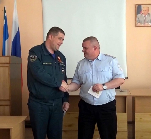 НИколай Аленников (справа) получил медаль за сотрудничество с пожарной охраной.